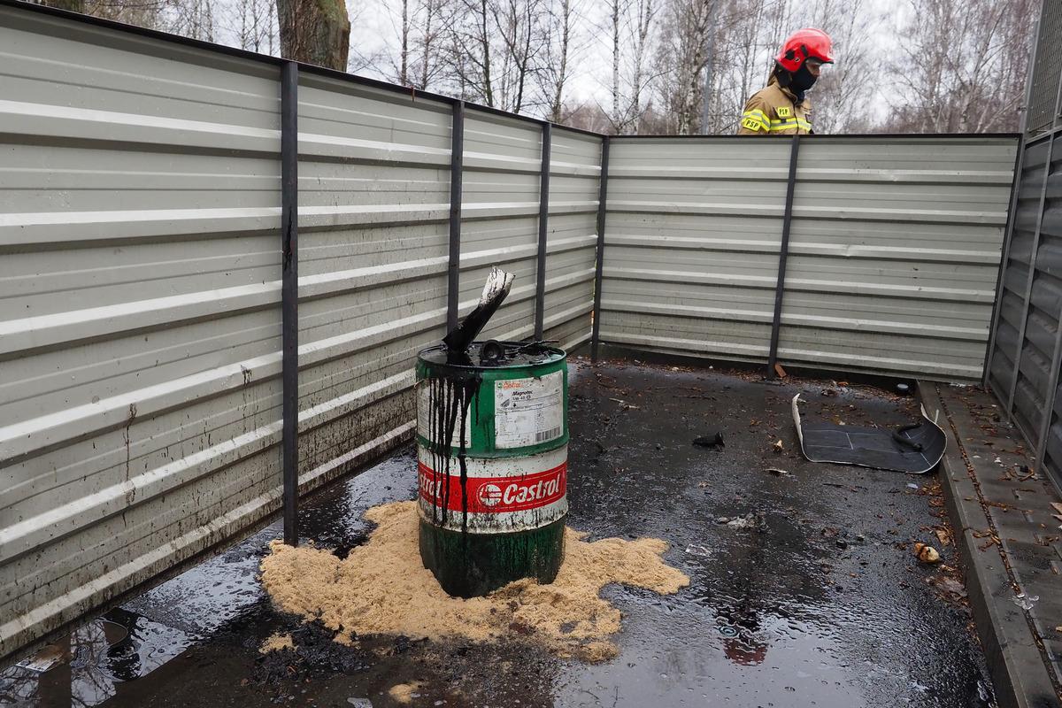 Rozlany olej na stanowisku kontenerowym na Os. Podłężu