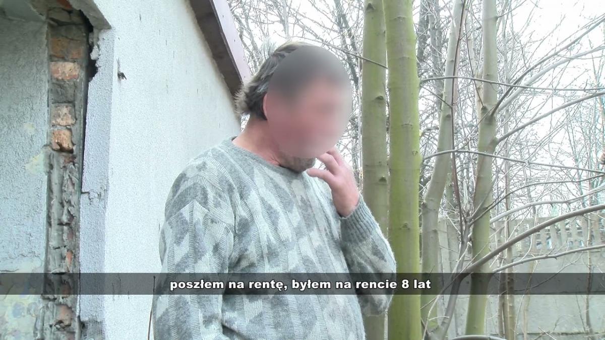 Bezdomny pan z  opuszczonego budynku w Szczakowej