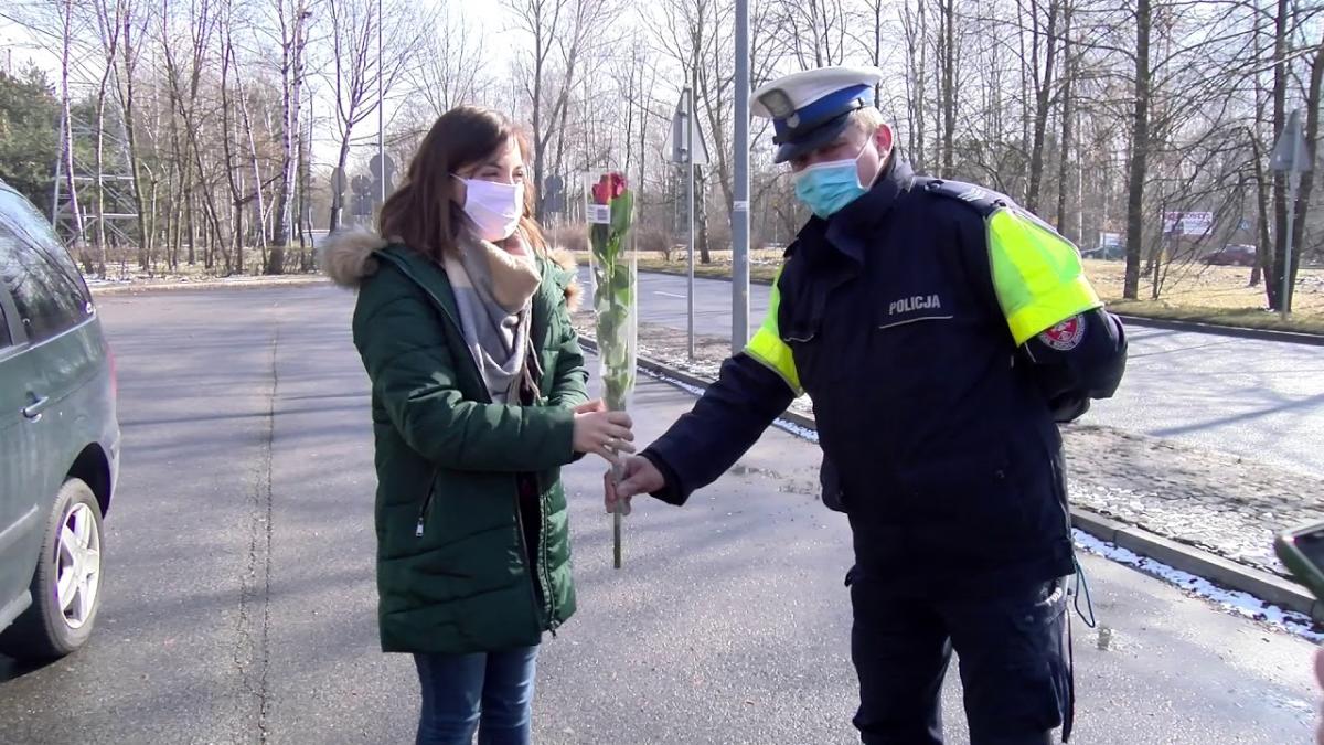 Zamiast mandatów rozdawali kwiaty. Akcja jaworznickiej policji na Dzień Kobiet