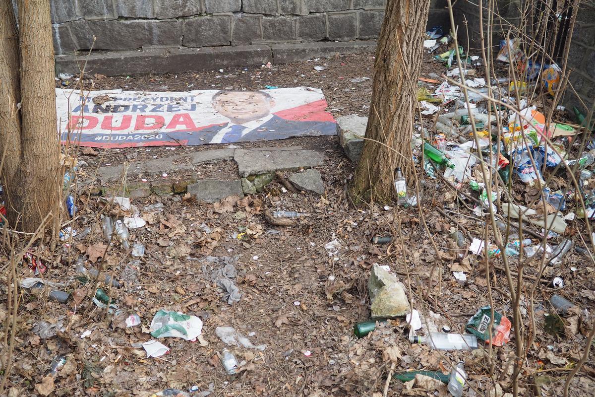 Śmietnisko tuż przy placu zabaw