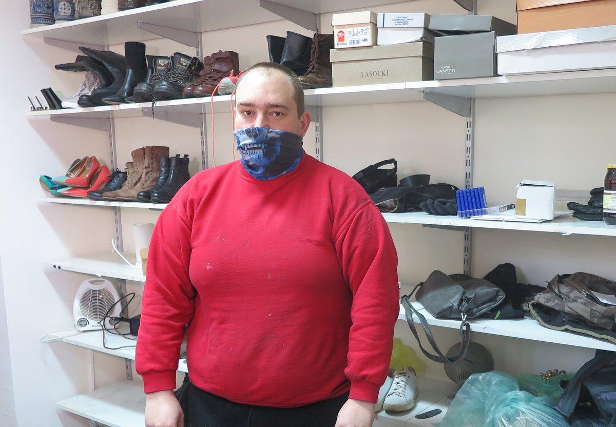 Szewc z Jaworzna rozdaje buty potrzebującym