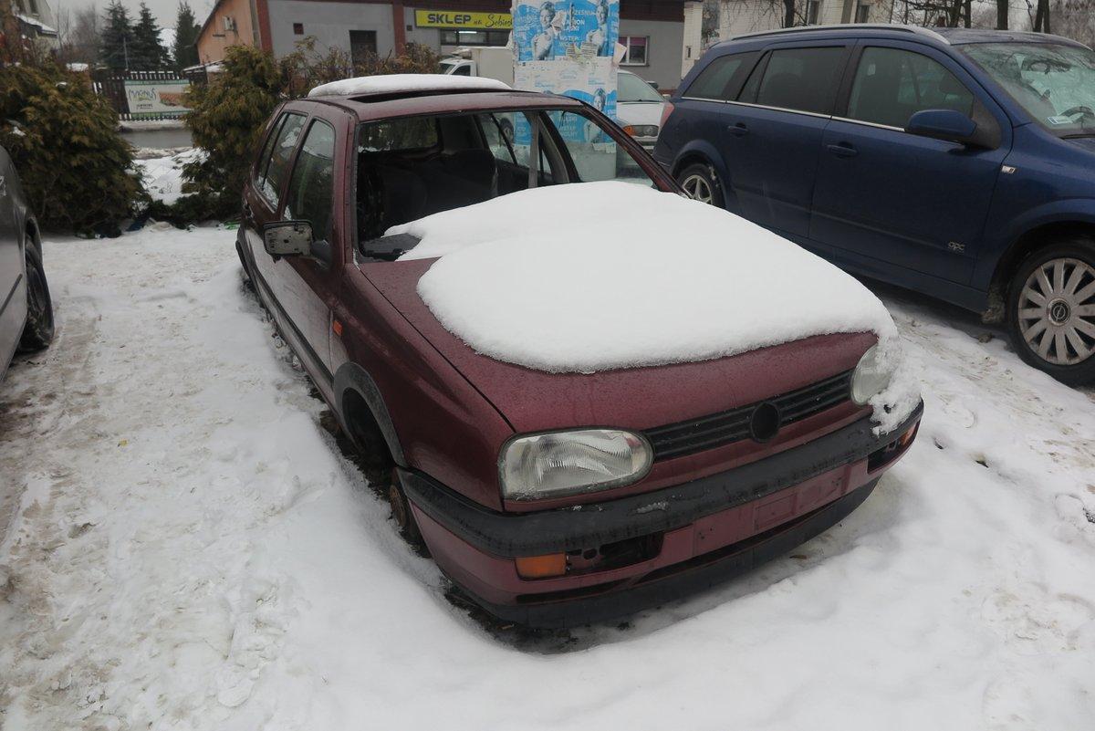 Nie dość, że wrak samochodu blokuje miejsce parkingowe to zamienił się w śmietnik
