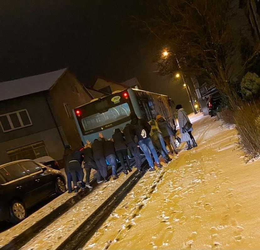 Pasażerowie musieli pchać autobus. Zima zaskoczyła drogowców w Jaworznie
