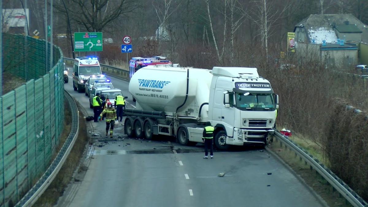 Poważny wypadek na Jana Pawła II z udziałem samochodu ciężarowego
