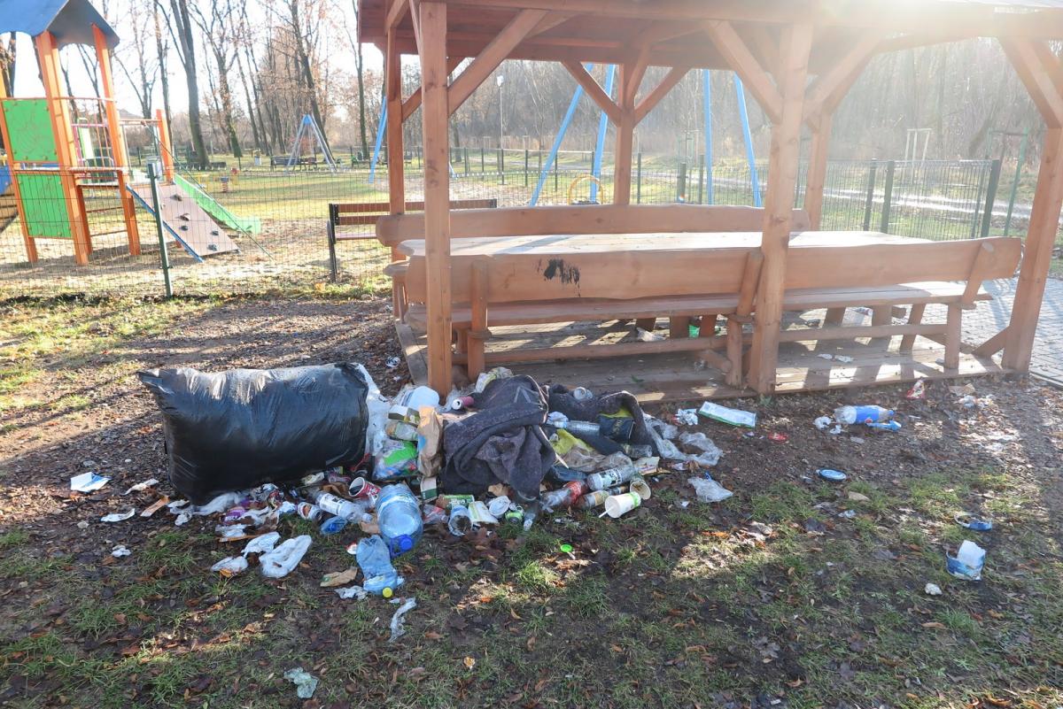 Przystanek rowerowy w Jeleniu zamienia się w śmieciowisko pod chmurką