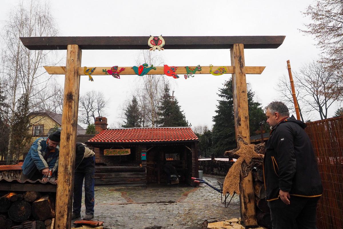 We Wspólnocie Betlejem szopka i brama Torii