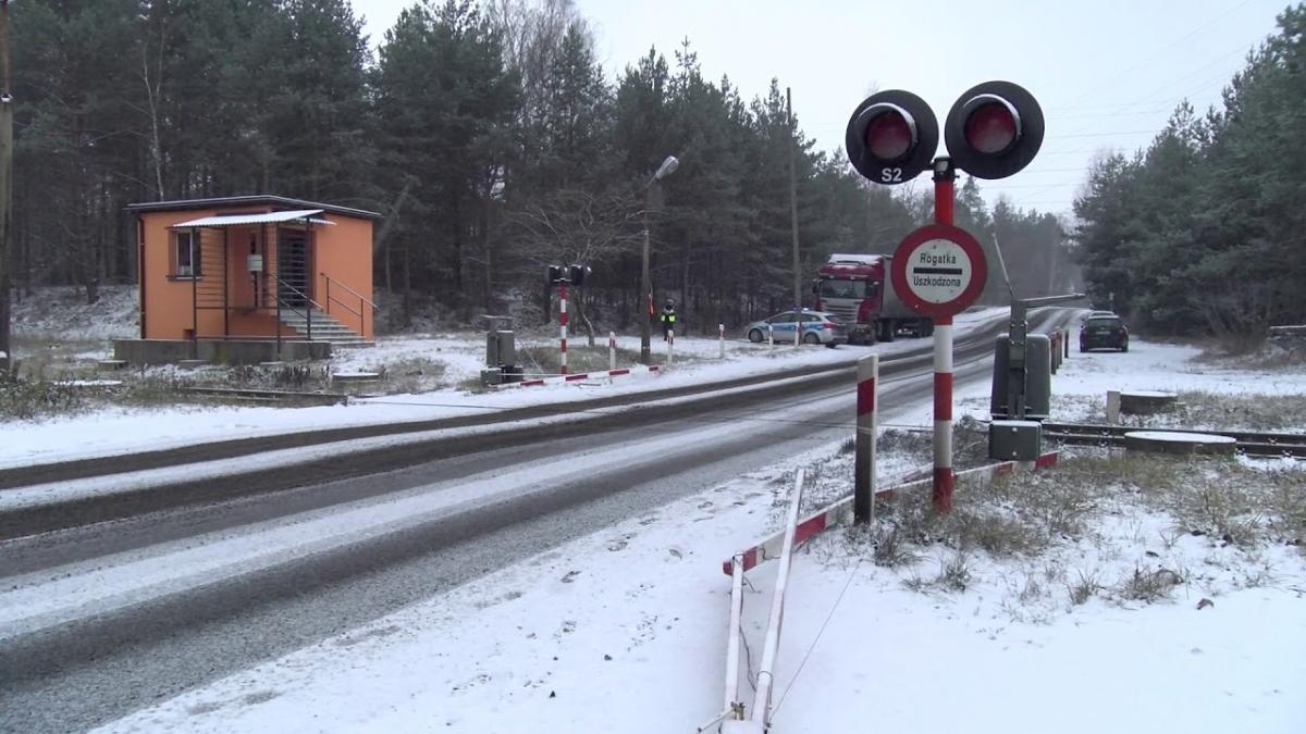 Ciężarówka wpadła w poślizg i uszkodziła szlabany kolejowe
