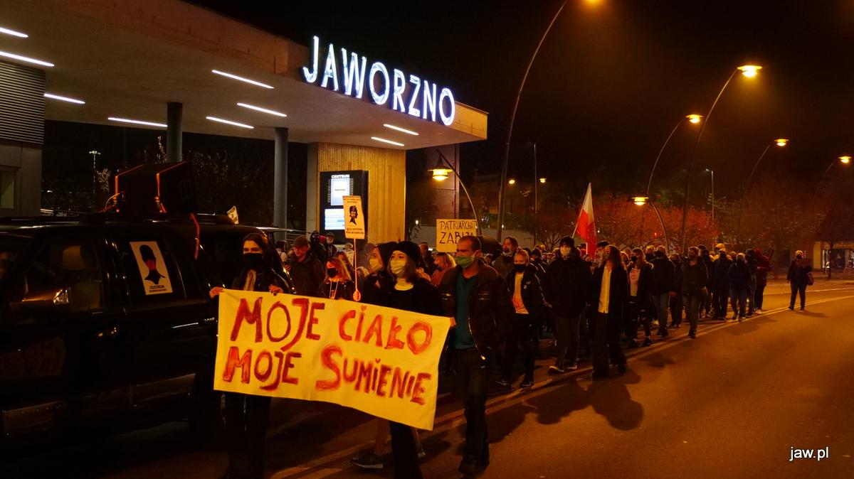 Strajk kobiet - trzeci przemarsz w Jaworznie - transmisja