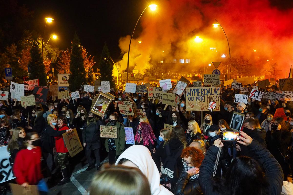 Protest w sprawie wyroku TK przed Urzędem Miejskim w Jaworznie - transmisja