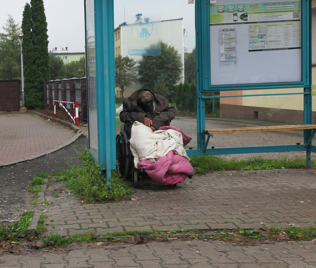 Przystanek Matejki Arkady okazał się mieszkaniem bezdomnego