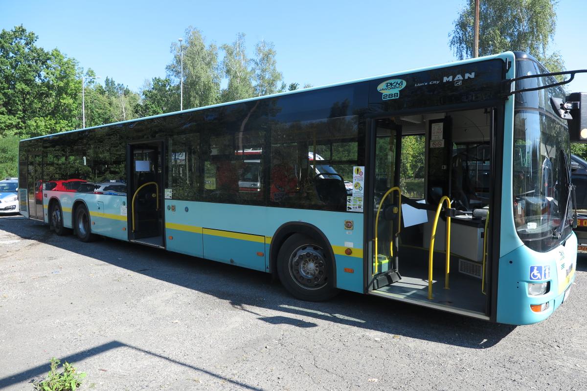 Zderzenie autobusu i dwóch osobówek