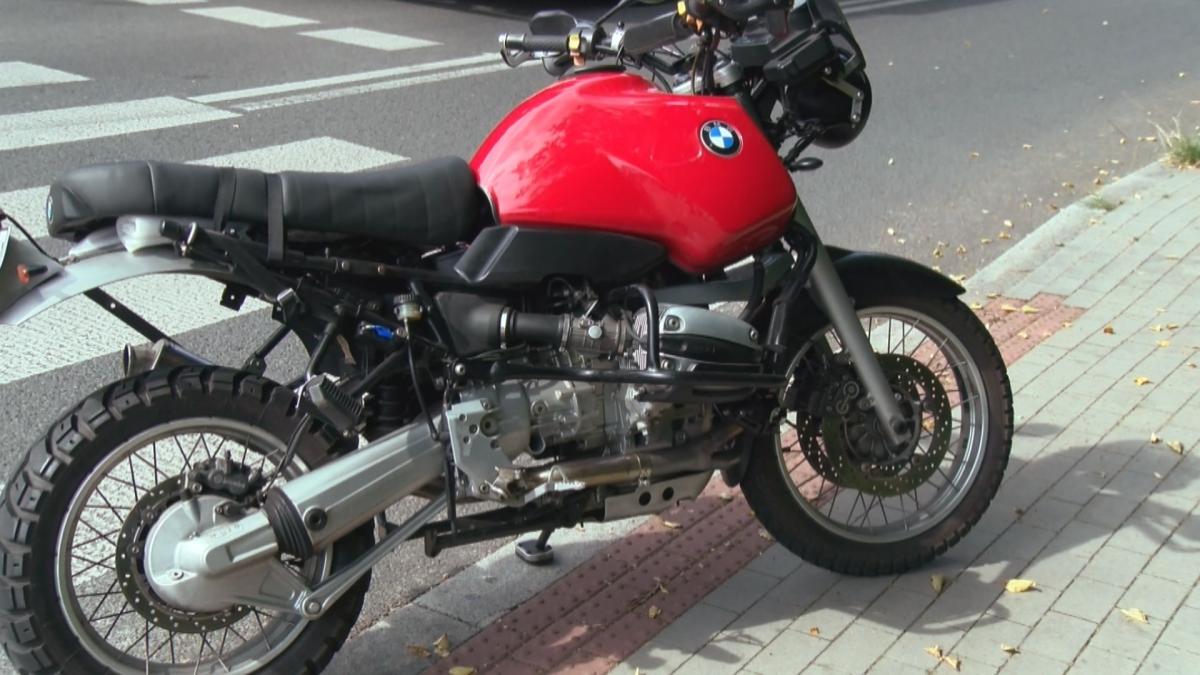 Zderzenie motocykla z samochodem osobowym
