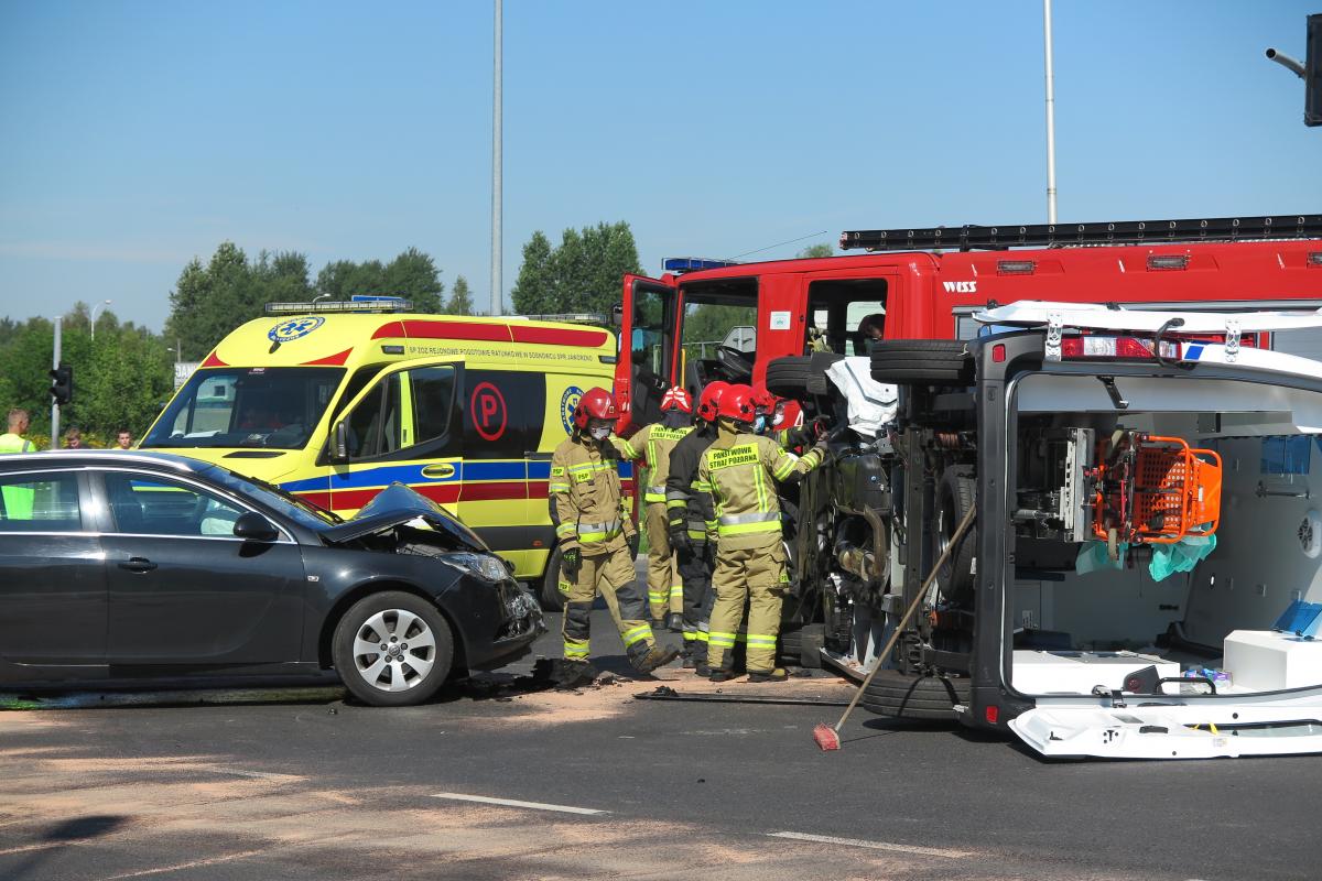 Zderzenie karetki pogotowia z osobówką na ulicy Wojska Polskiego