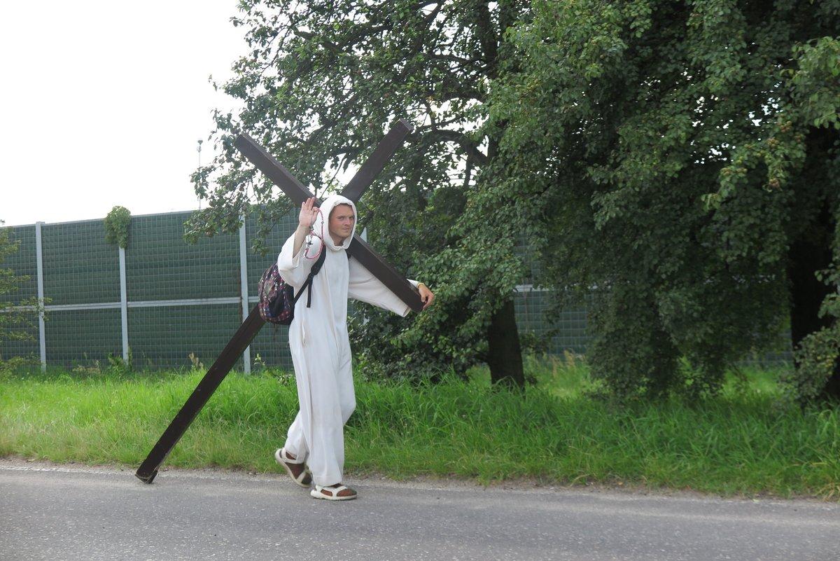 Pielgrzym z krzyżem dotarł do Jaworzna, idzie przez całą Polskę