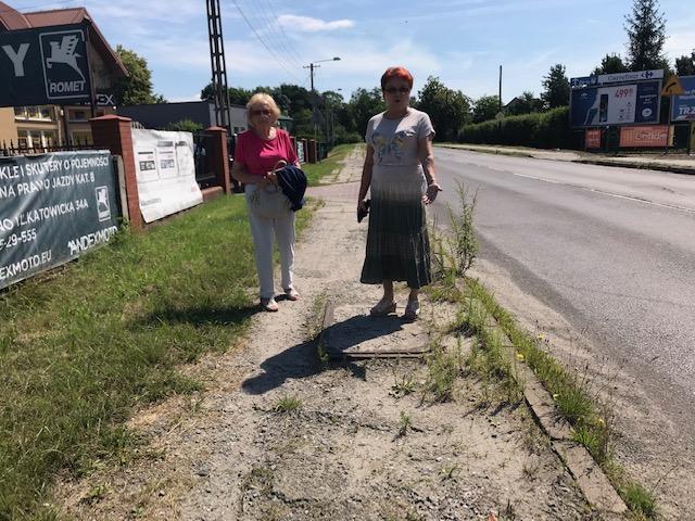 Naprawcie w końcu nasze drogi i chodniki- apelują mieszkańcy Dąbrowy Narodowej