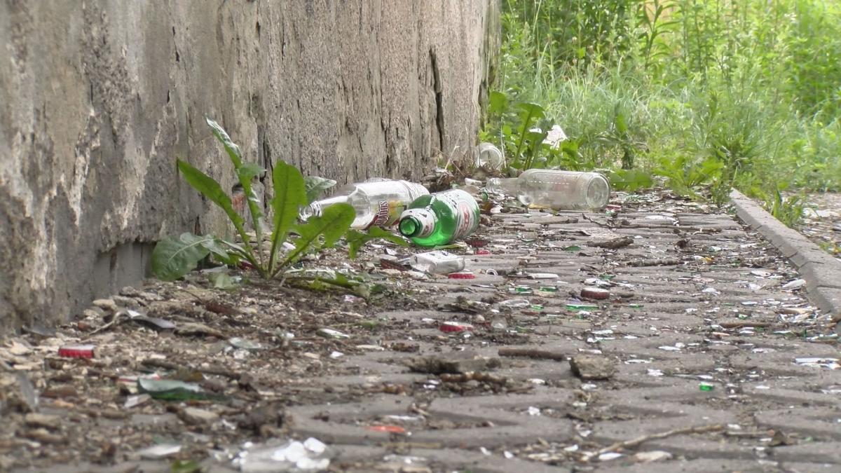 Libacje alkoholowe, szalety miejskie i składowisko śmieci na ulicy Sportowej