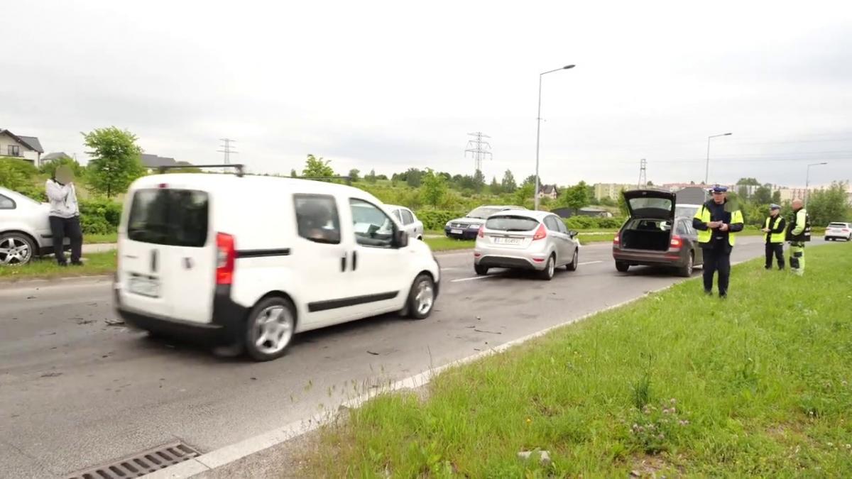 Opel wjechał na czołówkę