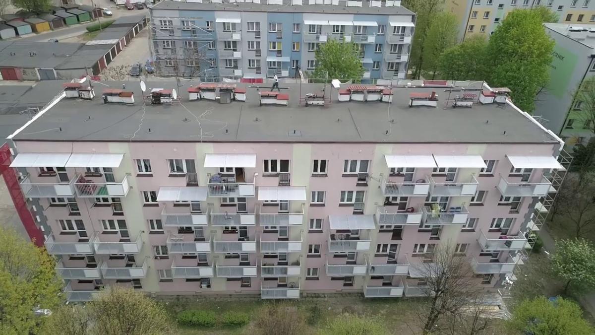 Dobudowali balkony do mieszkań w bloku
