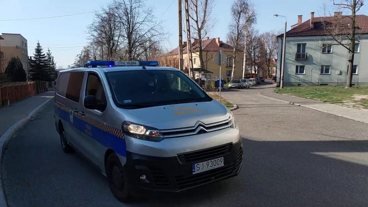 Zostań w domu! - straż miejska puszcza komunikaty przez głośniki