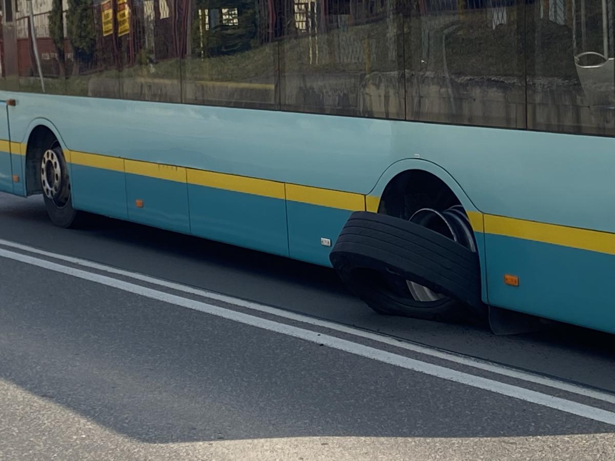 Wystrzał opon w autobusie