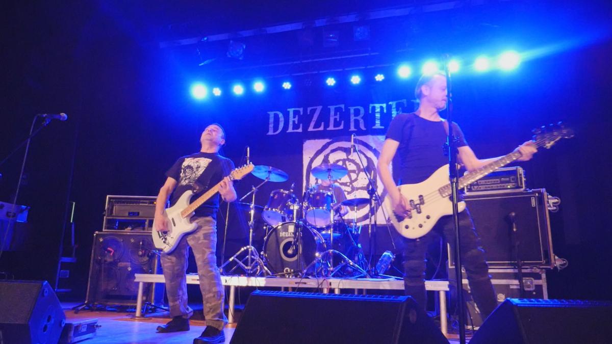Dezerter na scenie DK w Szczakowej
