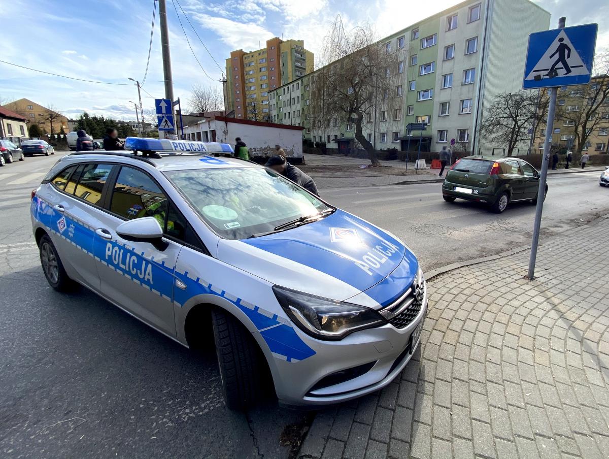 Potrącenie na pasach. Poszkodowana kobieta przewieziona do szpitala.
