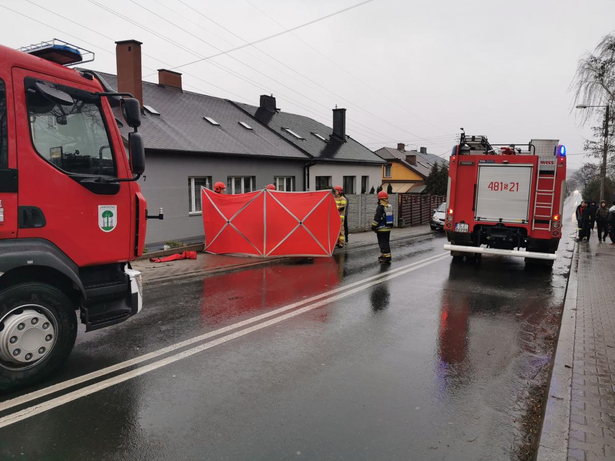 Starsza kobieta zasłabła na chodniku. Uratowali ją przechodnie.