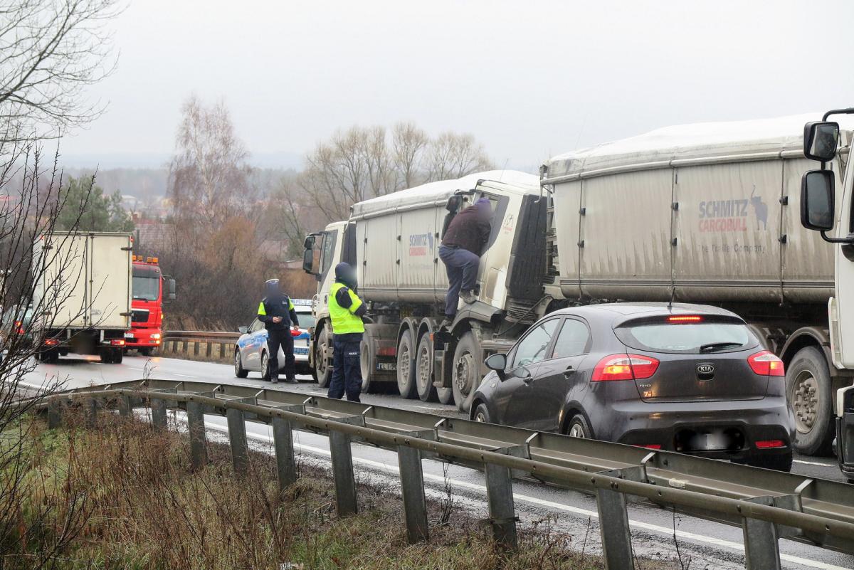 Kolizja dwóch ciężarówek i osobówki na Krakowskiej