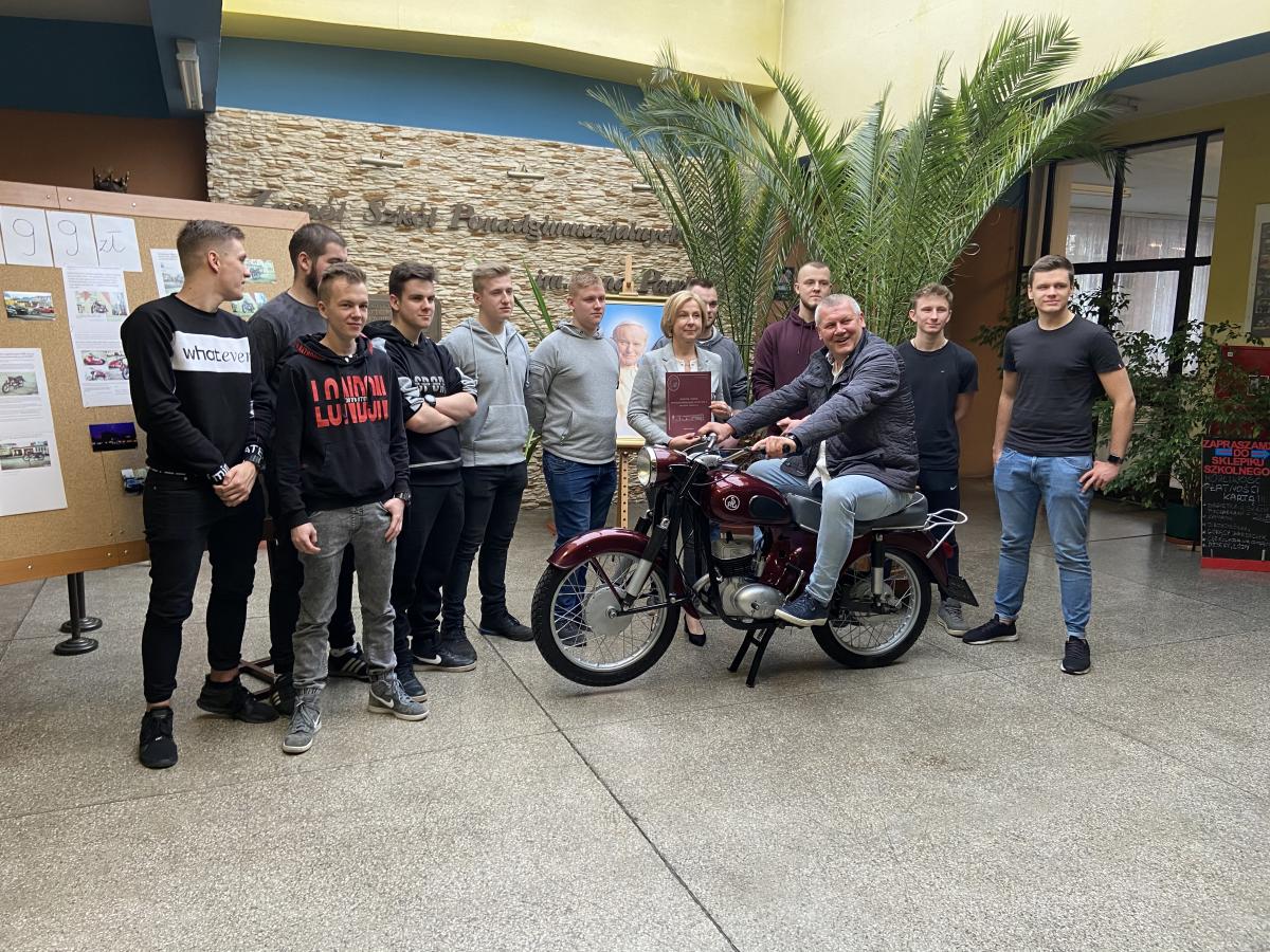 Motocykl SHL z aukcji WOŚP trafił do nowego właściciela