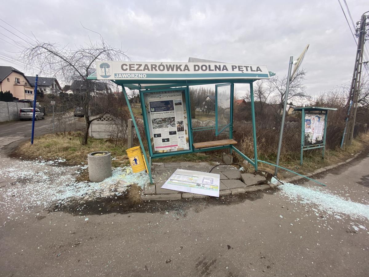 Autobus uderzył w przystanek