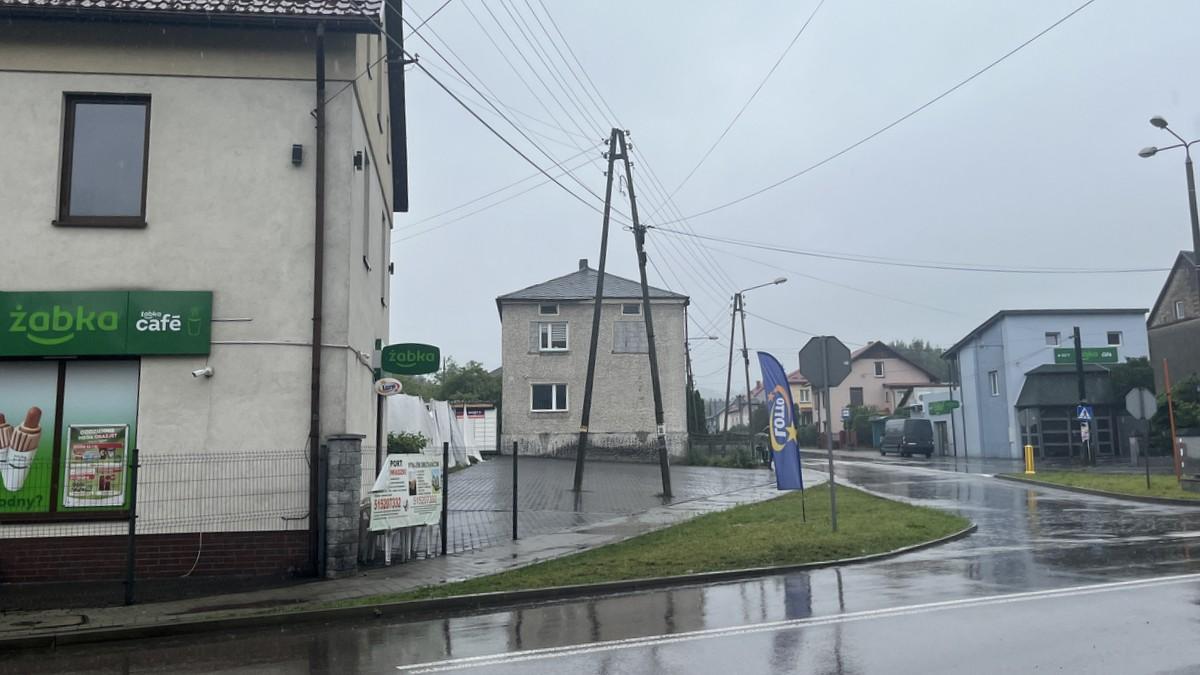 Dwa sklepy tej samej sieci otwarte naprzeciwko siebie