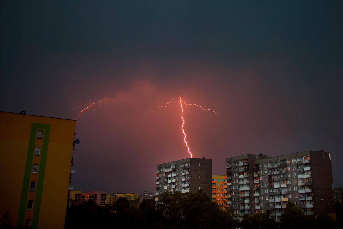 Alert RCB ostrzega przed burzami 31 maja 2024