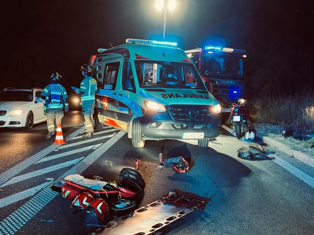 Dziki wbiegły na ulicę przed jadący motocykl i spowodowały wypadek. Jedna osoba trafiła do szpitala