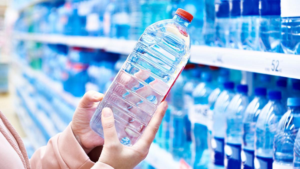 Zakrętki są przytwierdzane do butelek dla naszego dobra. Jednak nie wszyscy to rozumieją