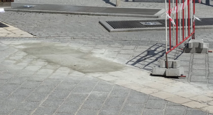 Kostkę na rynku częściowo zalepiono betonem