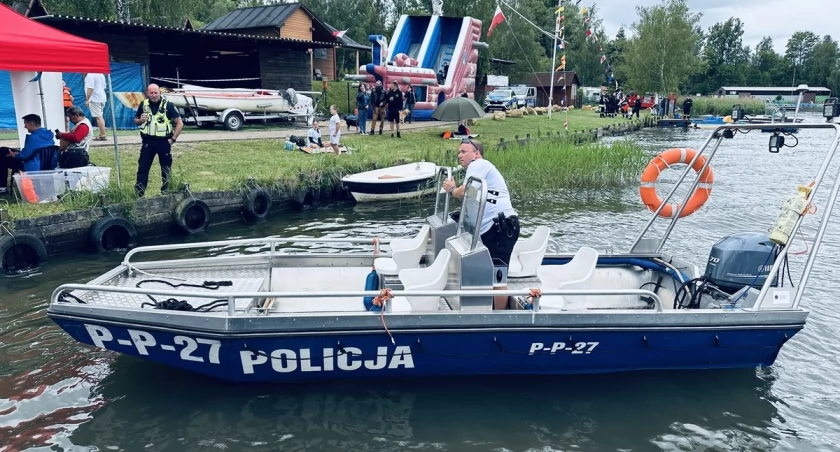 Policjanci czuwają nad bezpieczeństwem wypoczywających na Sosinie
