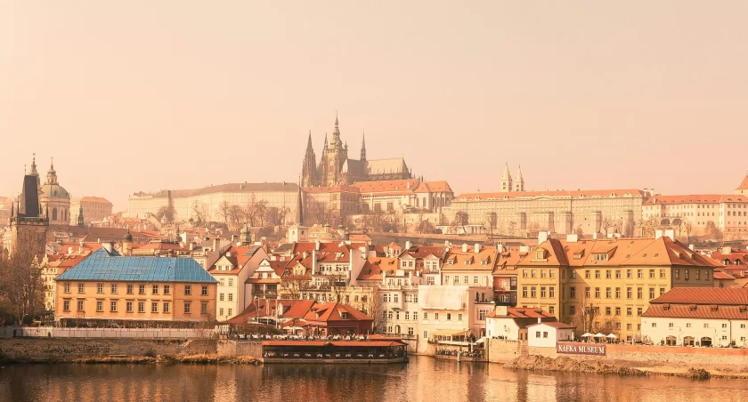 Jak zaplanować idealne wakacje w Pradze?