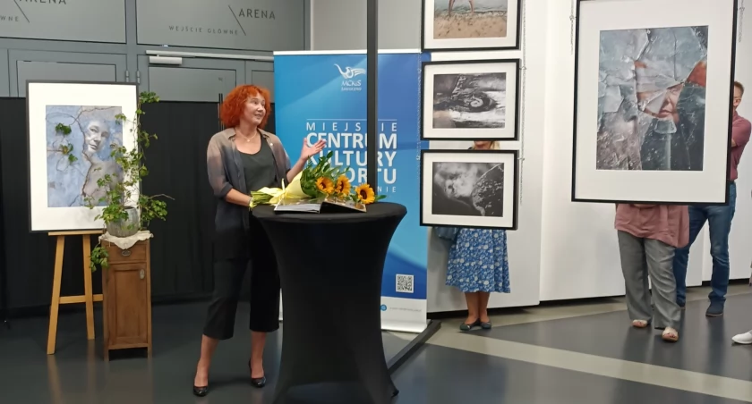 Uśmiechnięta artystka