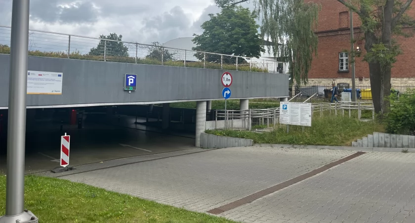 Nieczynny parking pod Halą MCKiS