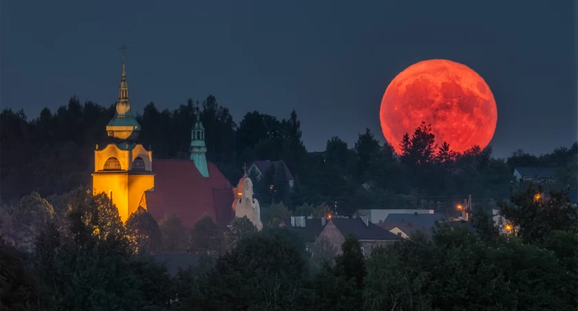 Pełnia czerwonego Koźlego Księżyca w obiektywie Trzeciego Planu