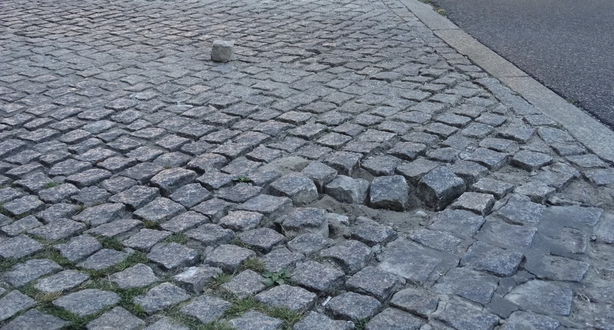 Zniszczona kostka brukowa na trasie Tour De Pologne