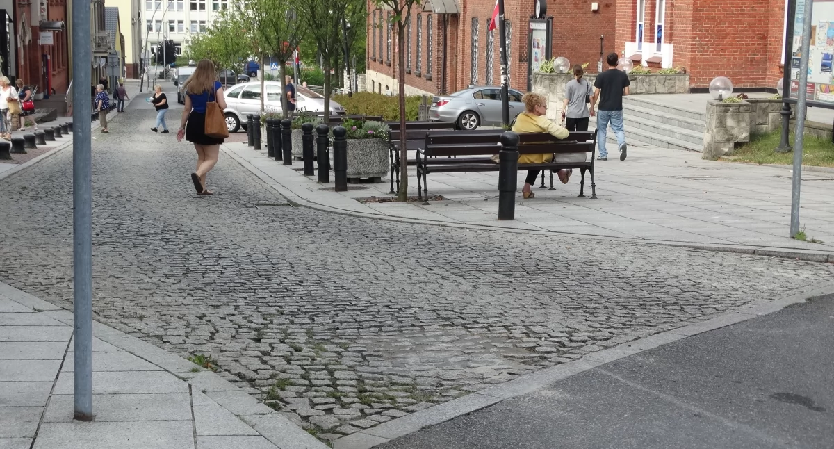 Dziura na trasie Tour De Pologne naprawiona. A co z resztą ulicy?