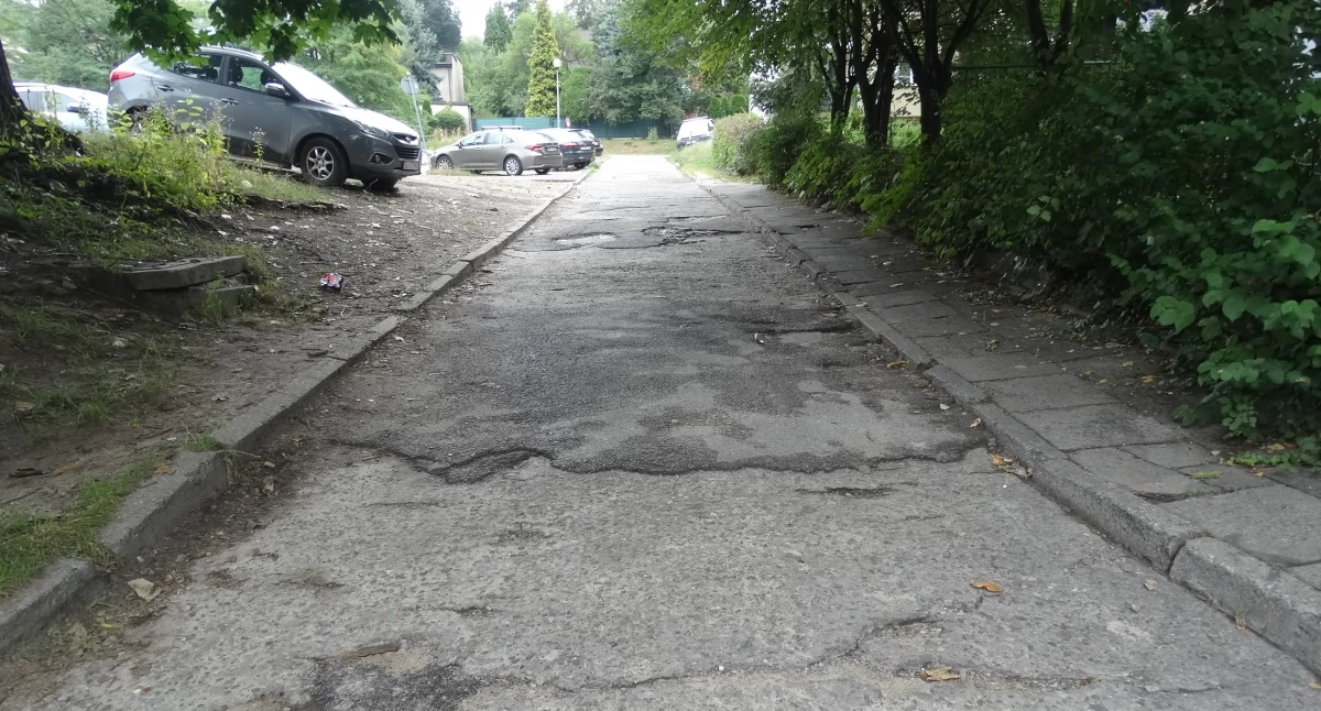 Dziury zasypane gruzem i stłuczonymi płytkami