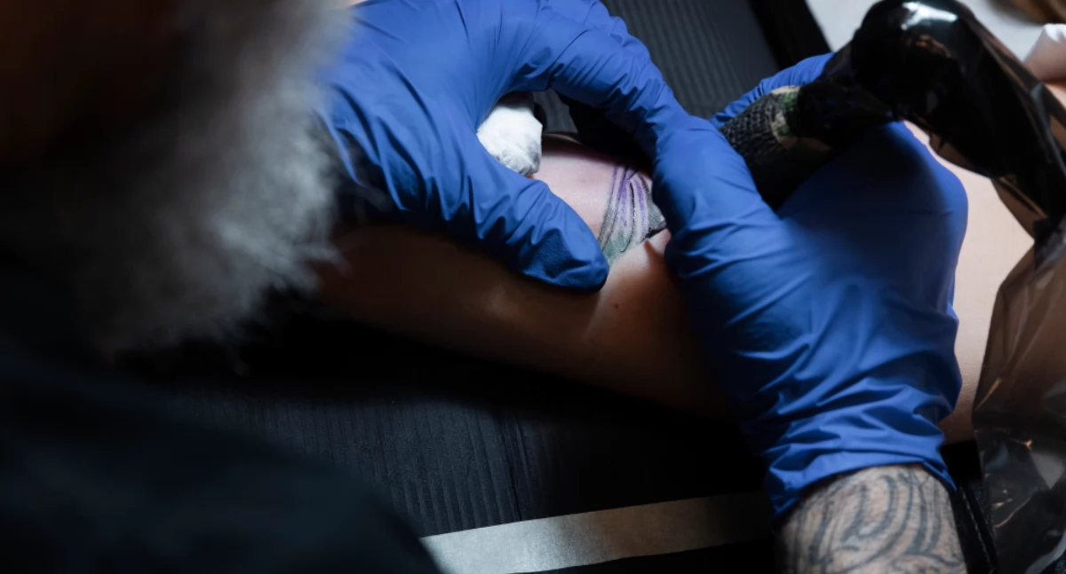 Jak wybrać studio tatuażu na pierwszy tatuaż? Poradnik dla początkujących