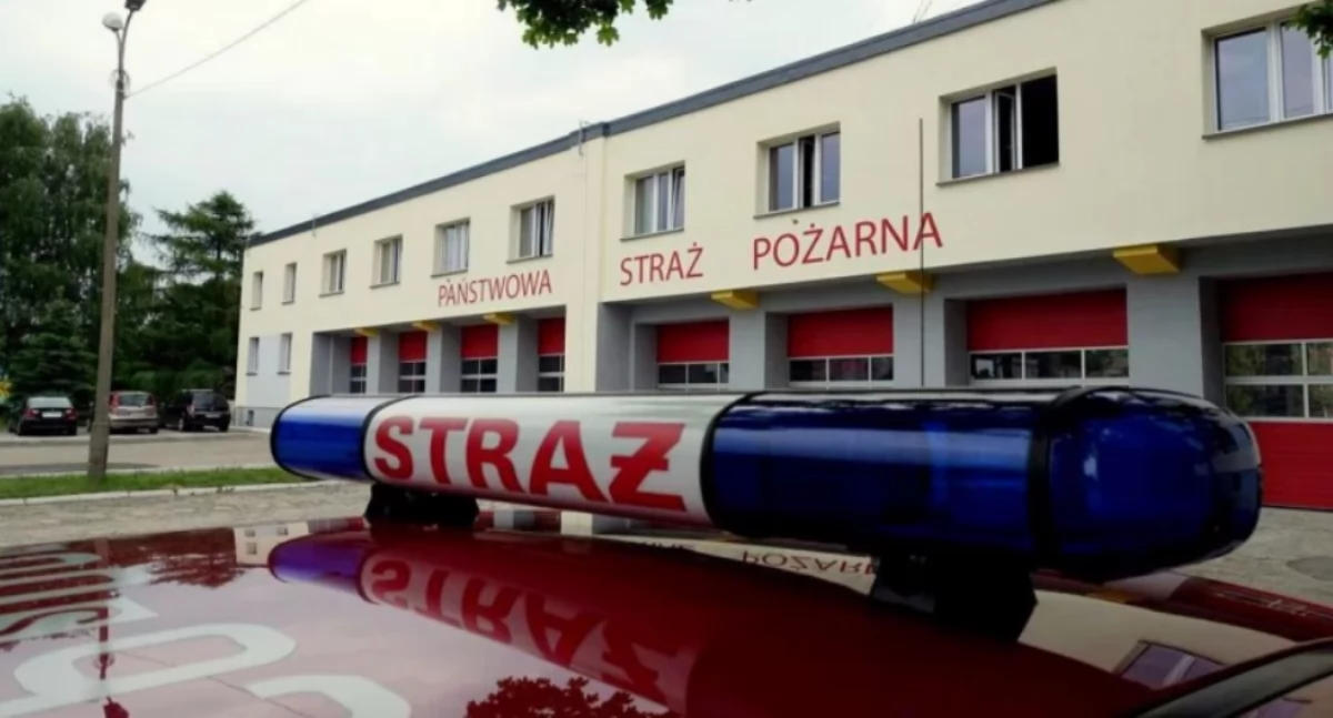 Ładunek ciężarówki zablokował całą jezdnię