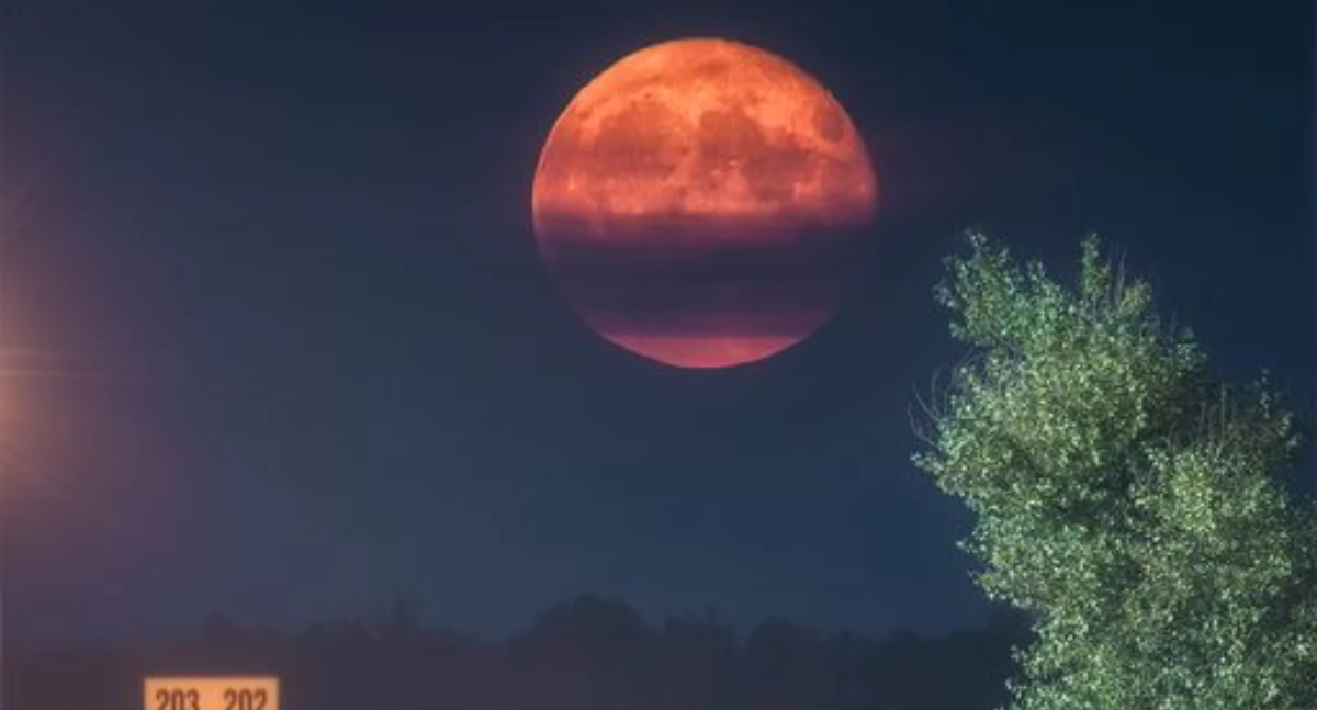 Magia nocy i pełni księżyca na stacji kolejowej w Szczakowej. Fotografia Trzeciego Planu