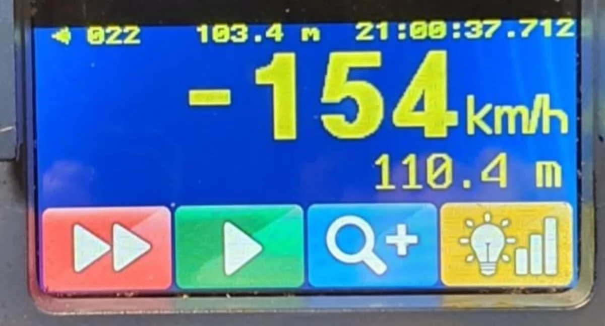 Przekroczył prędkość o 84 km/h w terenie zabudowanym. Policjantom w trakcie kontroli powiedział, że przesadzają