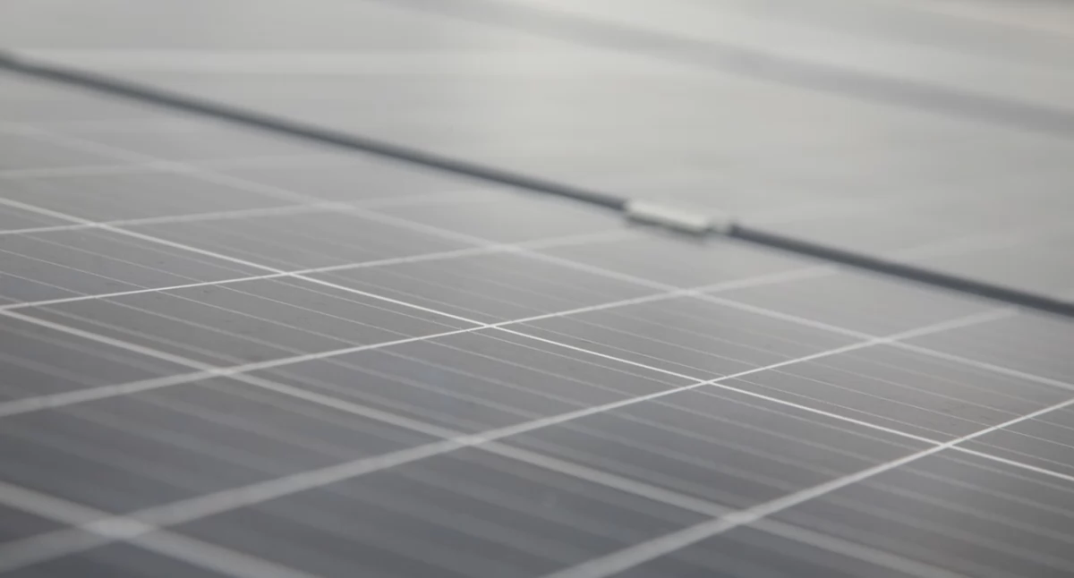 Dwustronna fotowoltaika – co to jest panel bifacial i jakie korzyści przynosi?