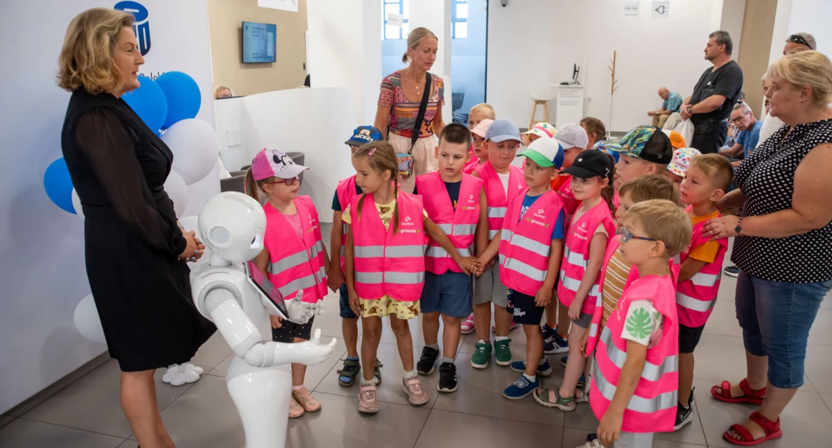 Robot Pepper zaprasza dzieci do PKO Banku Polskiego w Jaworznie