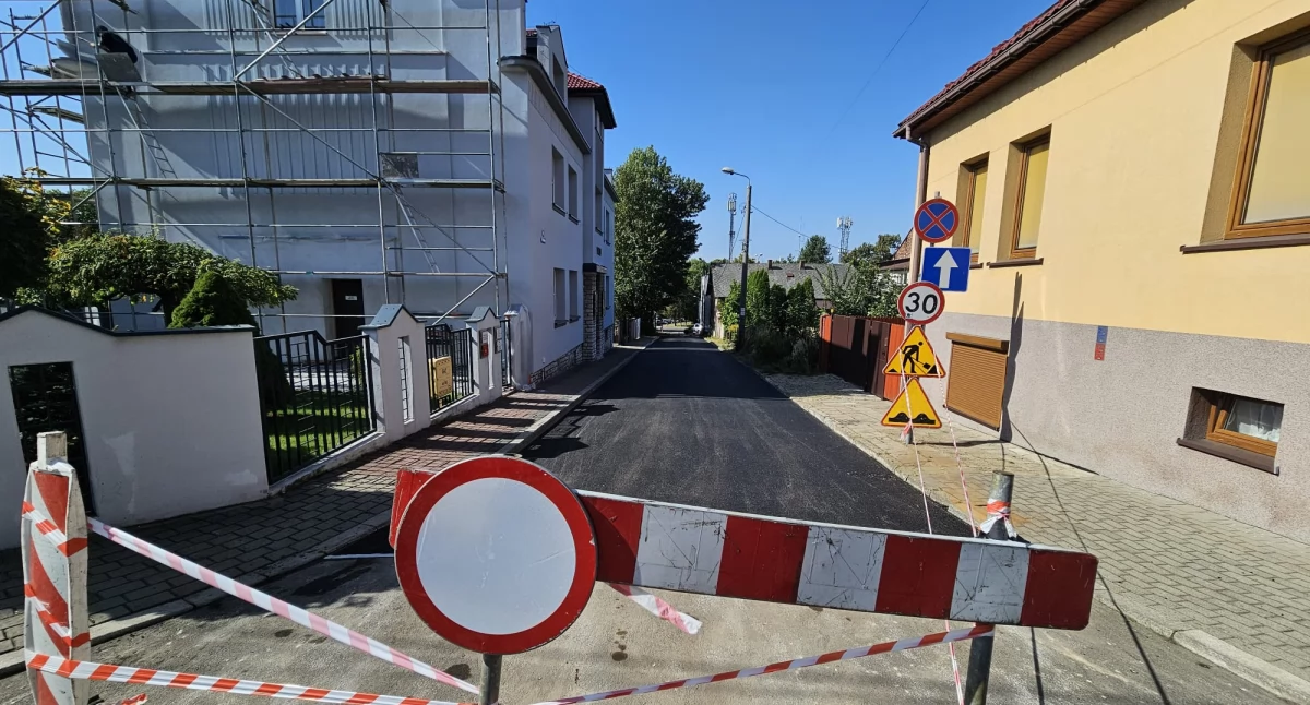 Wymienili kostkę brukową na asfalt